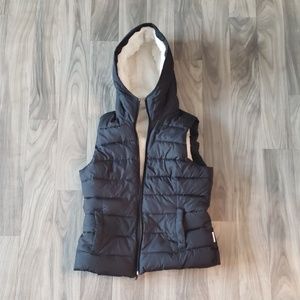 Black hollister sherpa puffer vest with hood